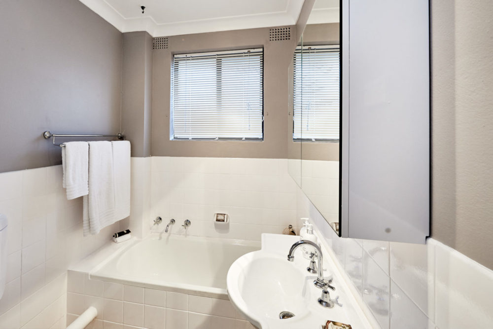 Как покрасить кафельную плитку ?