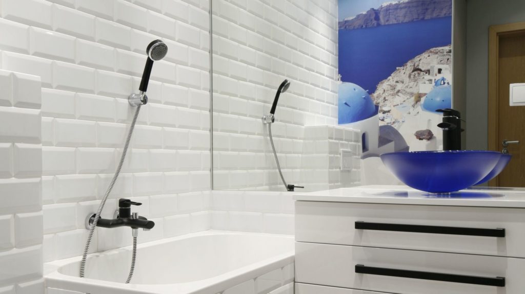 Белая плитка в ванной: 5 красивых фото домов