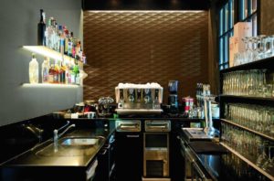 Полы и стены на кухне - модная плитка в 2021 году