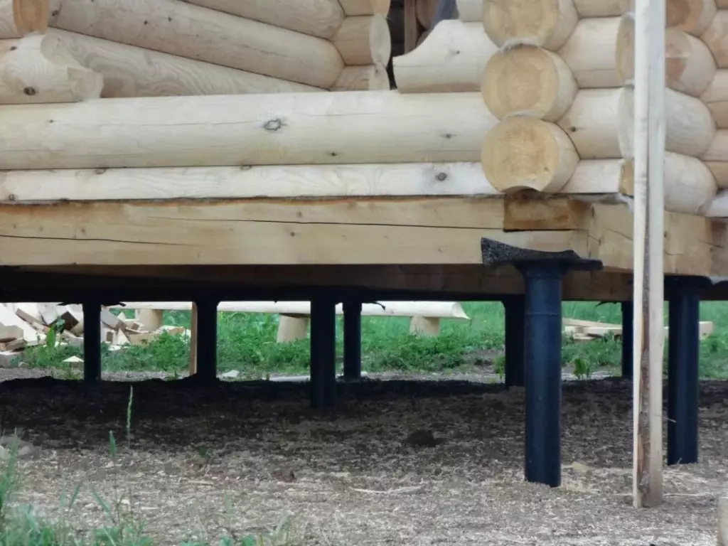 Пол в бане на сваях