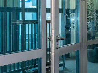 Алюминиевые двери для дома и бизнеса как выбор стиля и функциональности