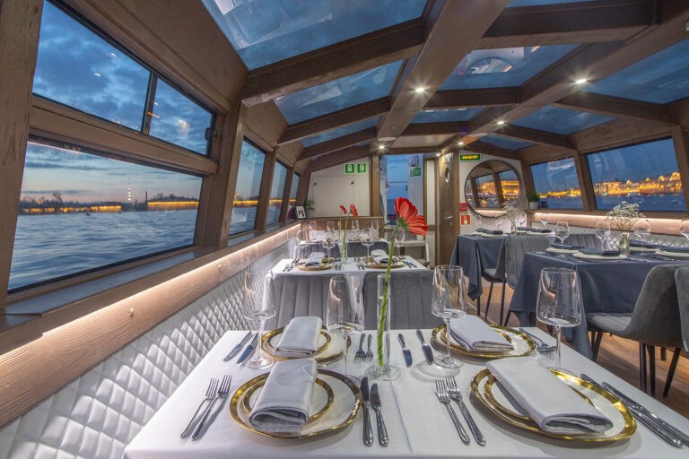 Аренда теплоходов в Санкт-Петербурге в 2025 году